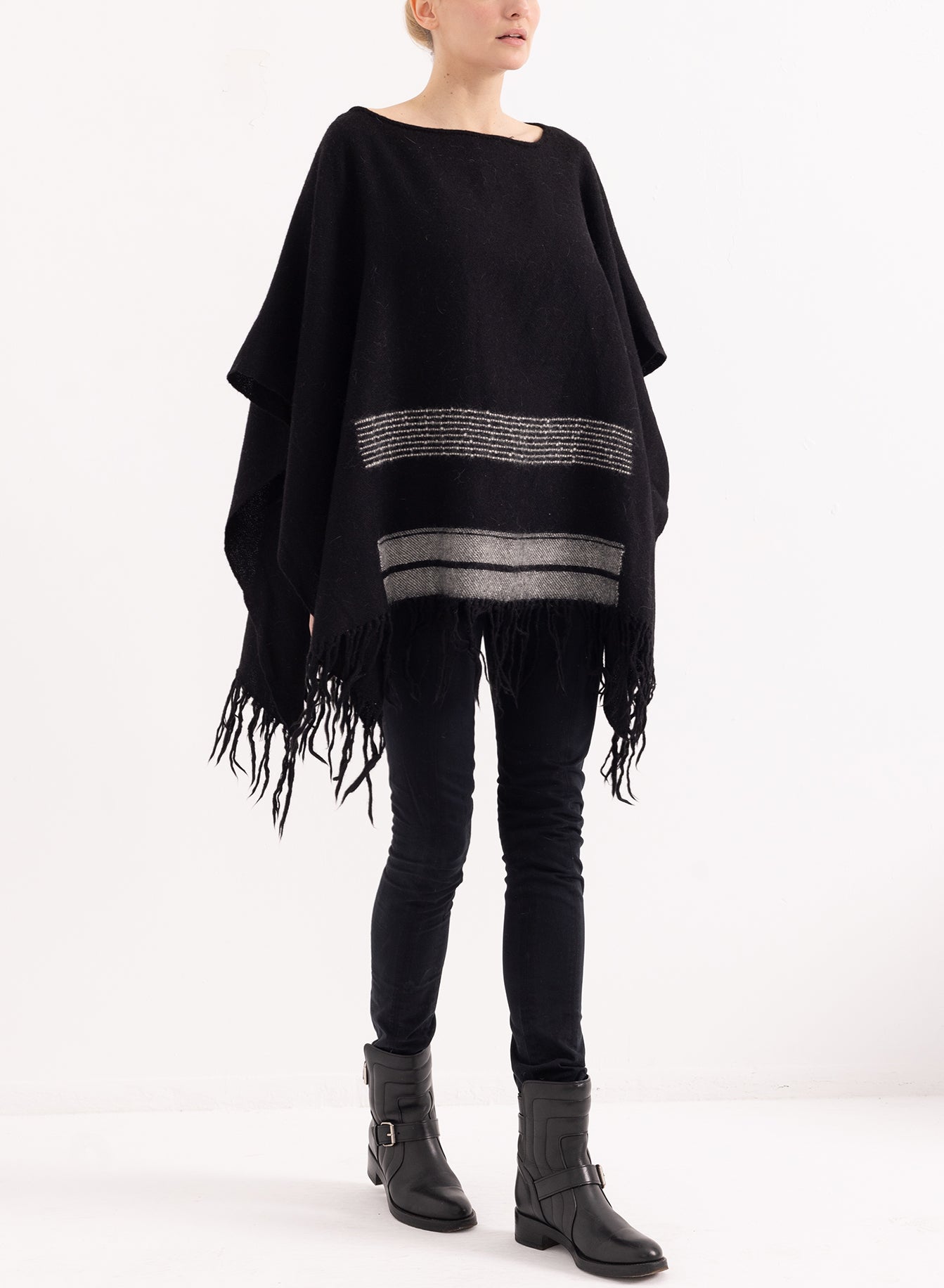 SU_Paris_Kimaga_Poncho_Black_4